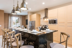 Mikrowelle, Ofen, Geschirrspüler, Wasserkocher mit Kaffee-/Teezubehör