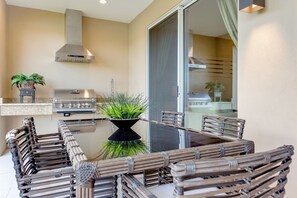 Outdoor dining - Luxury Townhouse Villa 5 miles to Disney completely furnished (Kissimmee)