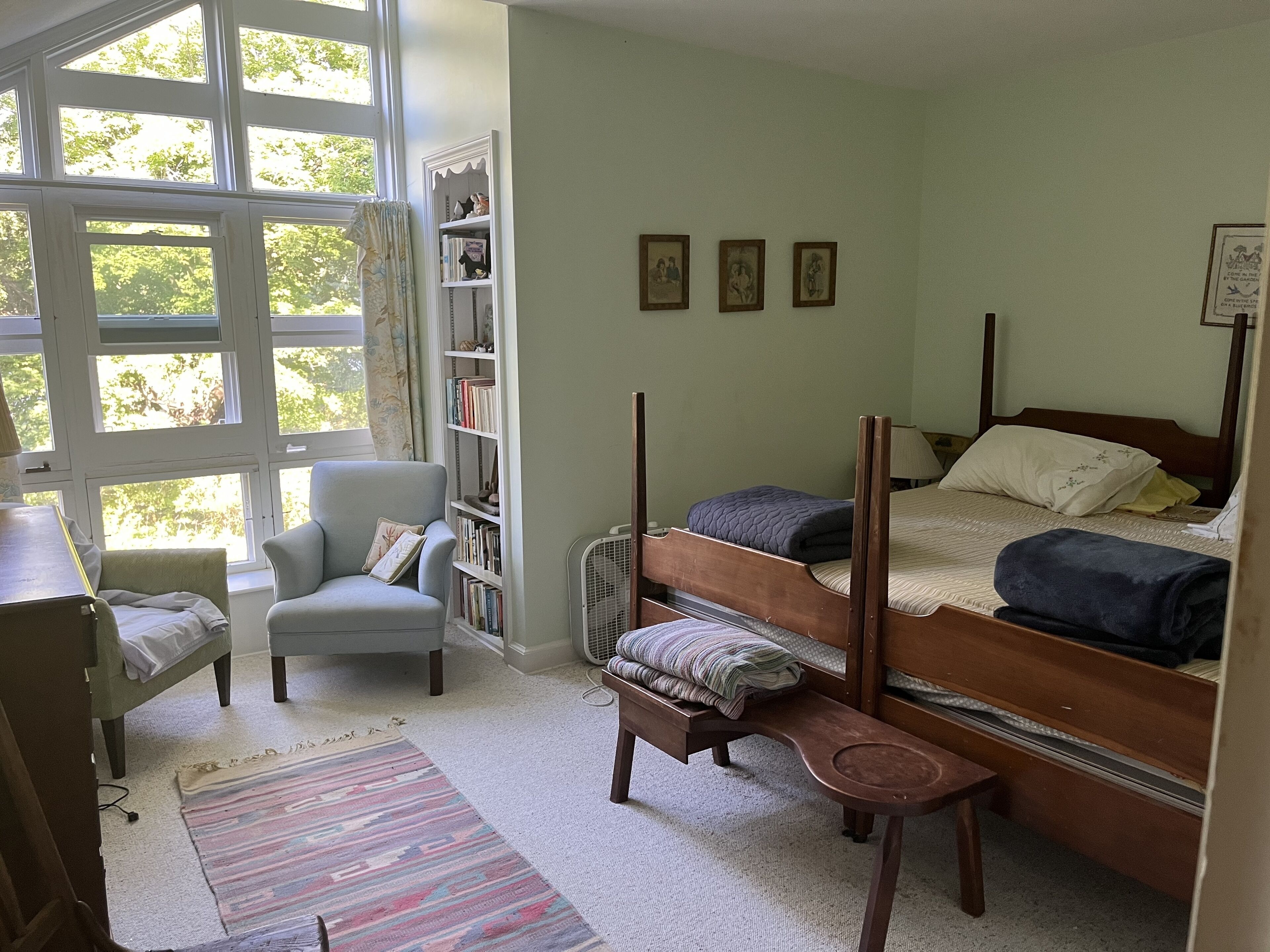 6 bedrooms, desk, iron/ironing board, travel cot