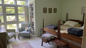 6 bedrooms, desk, iron/ironing board, travel cot