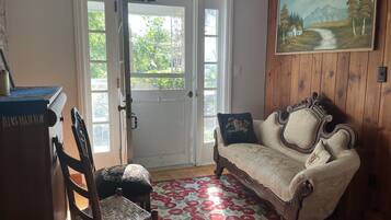 Televisie, videospelletjes, een dvd-speler en een tafeltennistafel