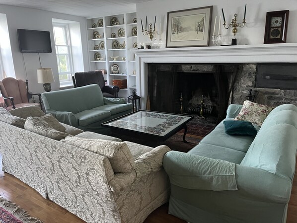 Fernseher, Videospiele, DVD-Player, Tischtennisplatte