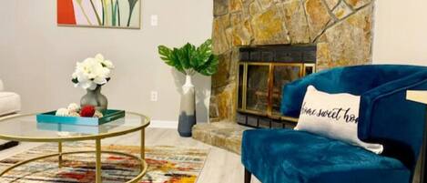 Smart-tv, eldstad, tv-spel och böcker