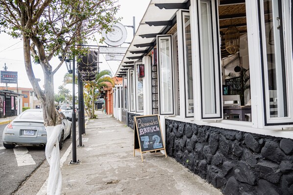 A sidewalk with a signboard for 'Bienvenidos BRUNCHA 7-9'. - Luz De Luna Hotel Barrio Escalante (San José)