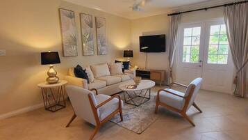 Una televisión, un reproductor estéreo, una oficina