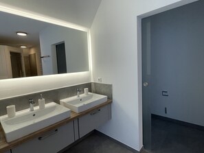 Secadora de cabello y papel de baño 