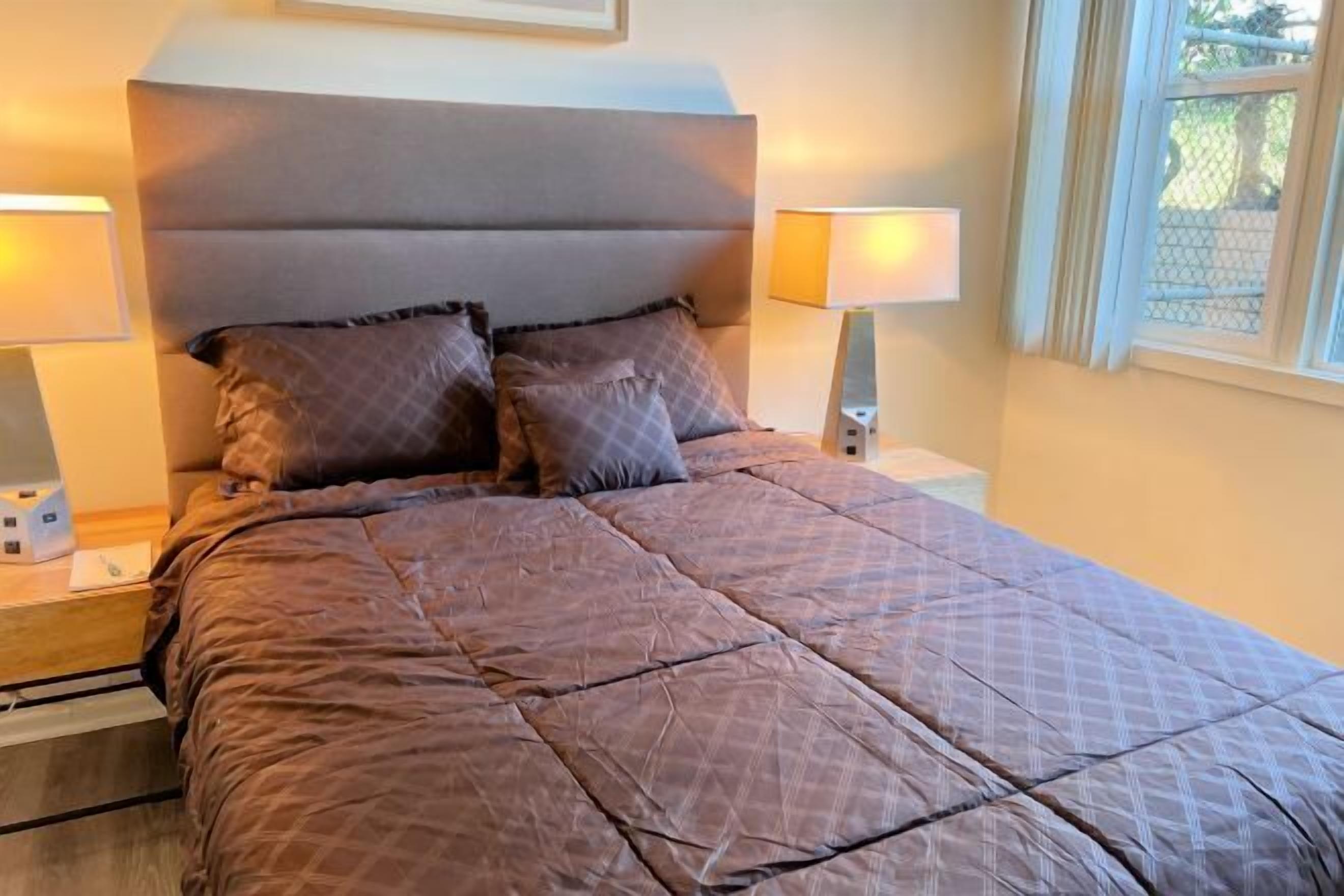 Trang trí khác biệt, trang bị nội thất với thiết kế riêng biệt, bàn 