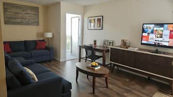 Two Bedroom King | Área de estar | TV 55 polegadas com canais a cabo, Netflix, serviços de streaming