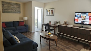 Appartement Deluxe, 2 chambres | Coin séjour | Télévision de 55 pouces avec chaînes par câble, Netflix