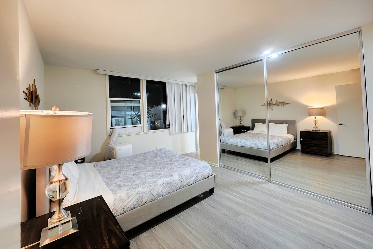 1 dormitorio, decoración individual, mobiliario individual y escritorio