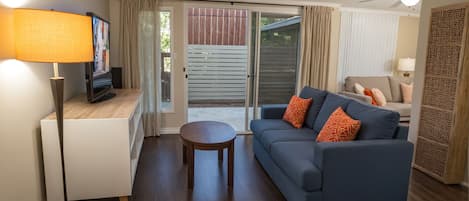 Two Bedroom King | Área de sala de estar | Televisión de 55 pulgadas con canales por cable y Netflix