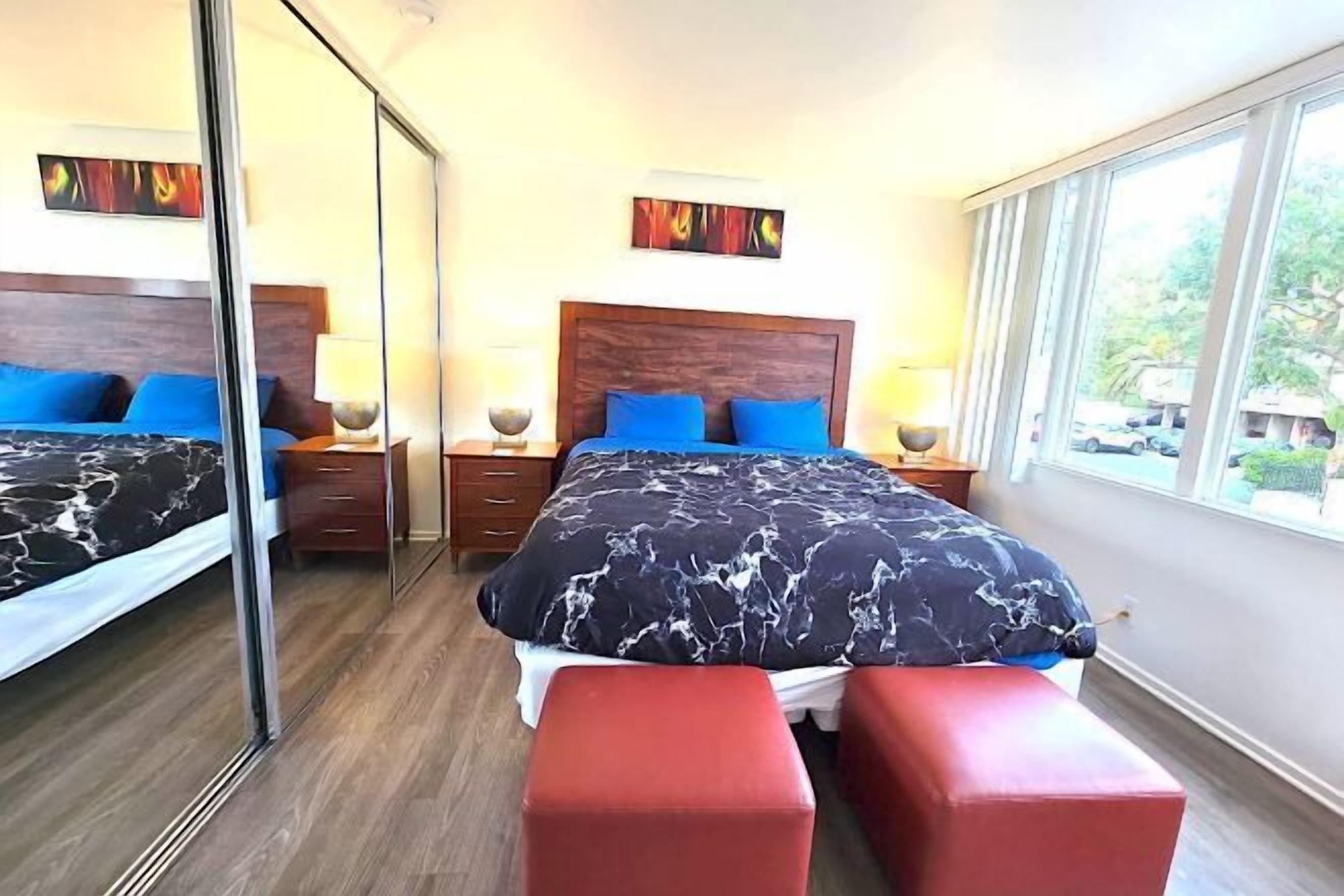 Trang trí khác biệt, trang bị nội thất với thiết kế riêng biệt, bàn 