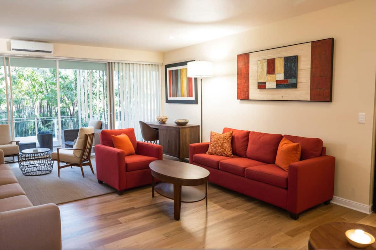 Apartamento estándar, 2 habitaciones | Zona de estar | Televisión de 55 pulgadas con canales por cable, Netflix