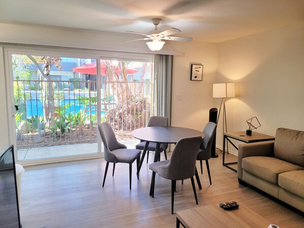 아파트, 침실 2개 | 거실 공간 | 케이블 채널 시청이 가능한 55인치 TV, 넷플릭스, 스트리밍 서비스