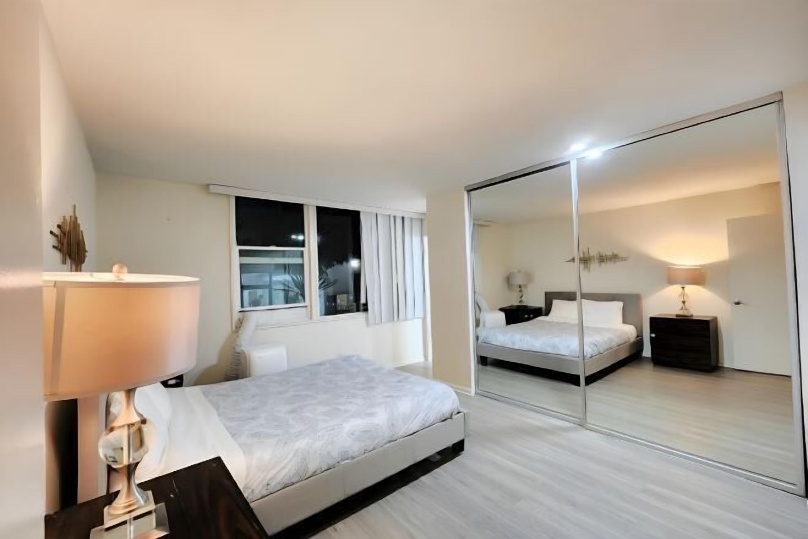 Trang trí khác biệt, trang bị nội thất với thiết kế riêng biệt, bàn 