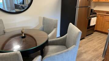 Full-size fridge, microwave, oven, stovetop