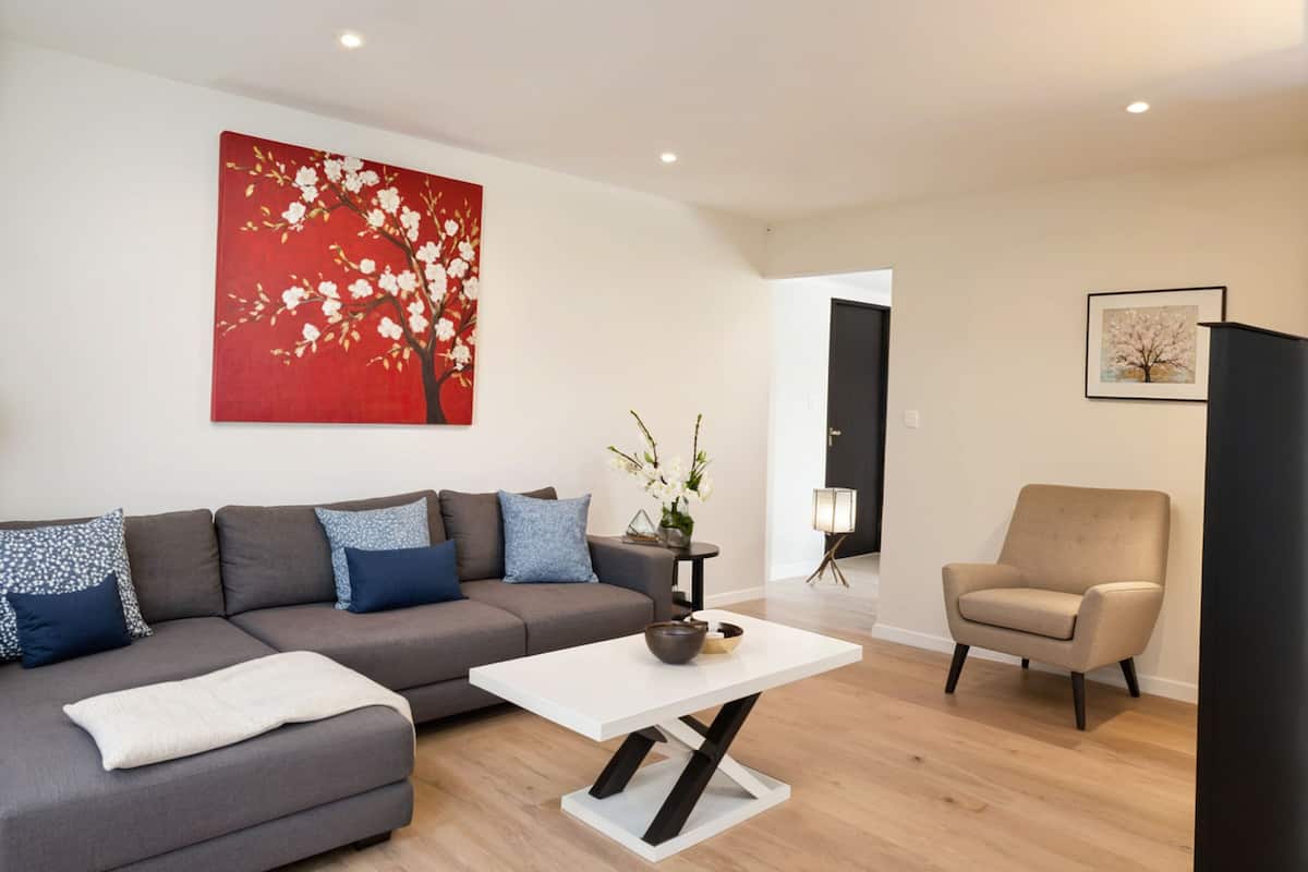 Apartamento, 2 habitaciones | Zona de estar | Televisión de 55 pulgadas con canales por cable, Netflix