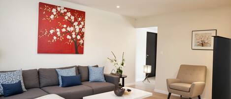 Apartamento, 2 quartos | Área de estar | TV 55 polegadas com canais a cabo, Netflix, serviços de streaming