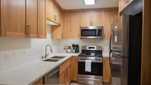 Appartement Deluxe, 2 chambres | Cuisine privée | Grand réfrigérateur, micro-ondes, four, plaque de cuisson