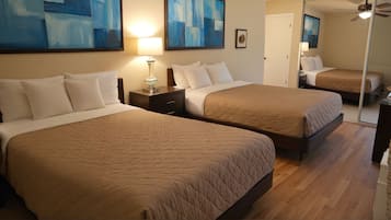 Two Bedroom Queen | Individualmente decorados, individualmente mobiliados, escrivaninha