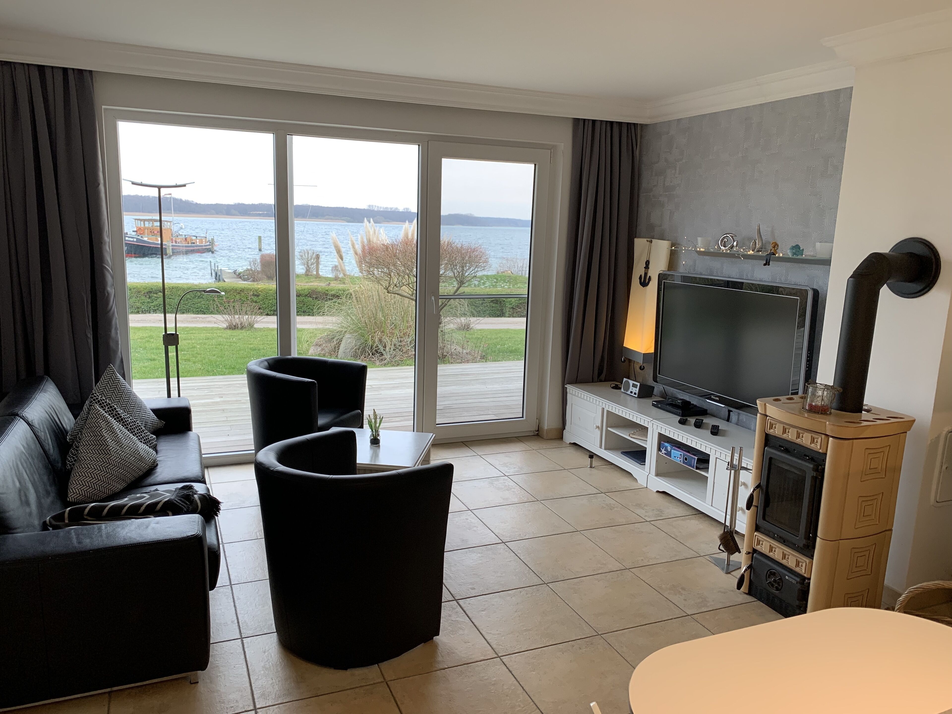 Smart TV, fireplace, DVD player, books