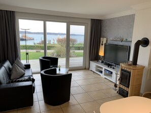 Smart TV, fireplace, DVD player, books - Fischerhus with boat, sauna and fireplace directly on the lake (Bad Kleinen)