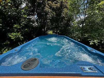 Cozy, 4 bedroom, 2 1/2 bath, Hot tub/Swim spa, 10 minutes to Hershey attractions