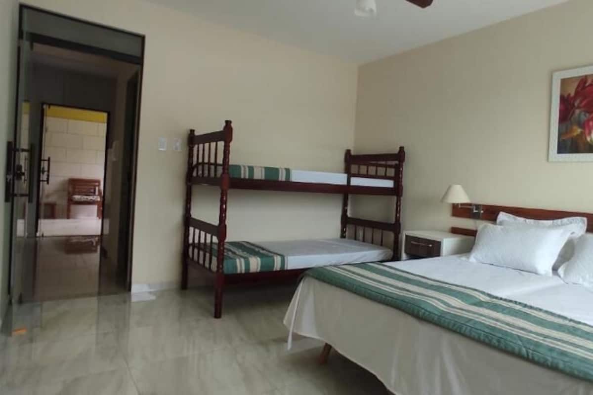 Habitación cuádruple familiar, vista al mar | Camas con efecto memoria, wifi gratis y ropa de cama
