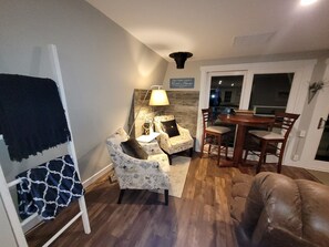 Smart TV, DVD player, stereo, computer monitors - Cozy Shenandoah Cabin Retreat-Waterfront w/Great Views!  Escape. Explore. Relax. (Shenandoah)
