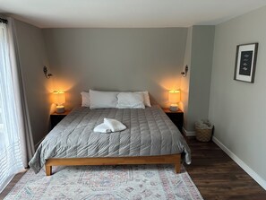 4 bedrooms, free WiFi, bed sheets - Cozy Shenandoah Cabin Retreat-Waterfront w/Great Views!  Escape. Explore. Relax. (Shenandoah)