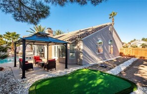 Property grounds - Modern and Bright Resort Style Home w/Heated Pool (Las Vegas)