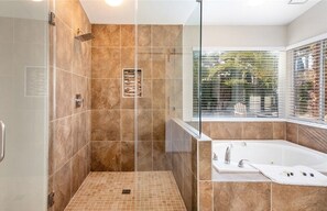Combined shower/tub, jetted tub, hair dryer, towels