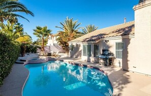 Utendørsbasseng og et oppvarmet basseng