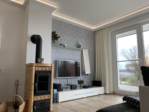 Smart TV, fireplace, DVD player, books - Fischerhus with boat, sauna and fireplace directly on Lake Schwerin (Bad Kleinen)