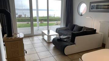 Smart-TV, Kamin, DVD-Player, Bücher