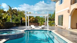 Outdoor pool - Beautiful Villa with Beach Access (Freeport)