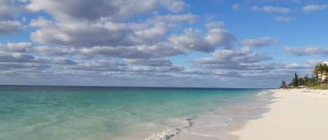 Chaises longues, serviettes de plage