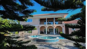 Exterior - Beautiful Villa with Beach Access (Freeport)