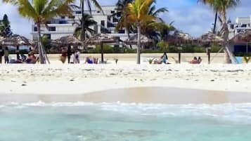 Chaises longues, serviettes de plage