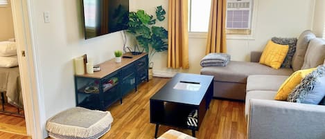 Smart-TV, Kamin, DVD-Player, Bücher