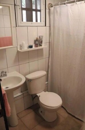 Kombination af bruser/badekar, håndklæder, Sæbe, Shampoo