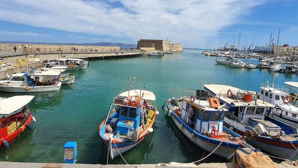 A marina with various boats docked, a historic stone wall, and a clear sky. - Cosy and Large Studio in Heraklion Crete, Greece (Heraklion)