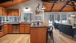 Une cuisine spacieuse avec des meubles en bois, un lave-vaisselle encastré et un grand îlot central.