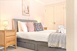 3 bedrooms - Olive Tale - From 225 Per Night (Henley-on-Thames)