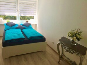 1 Schlafzimmer, Zimmersafe, Schreibtisch, Bügeleisen/Bügelbrett