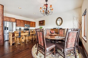 House, 4 Bedrooms | Dining