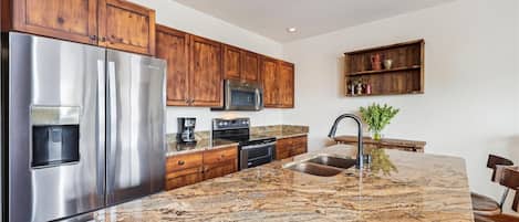 House, 4 Bedrooms | Private kitchen | Fridge, oven, coffee/tea maker, toaster