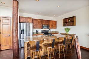 House, 4 Bedrooms | Private kitchen | Fridge, oven, coffee/tea maker, toaster