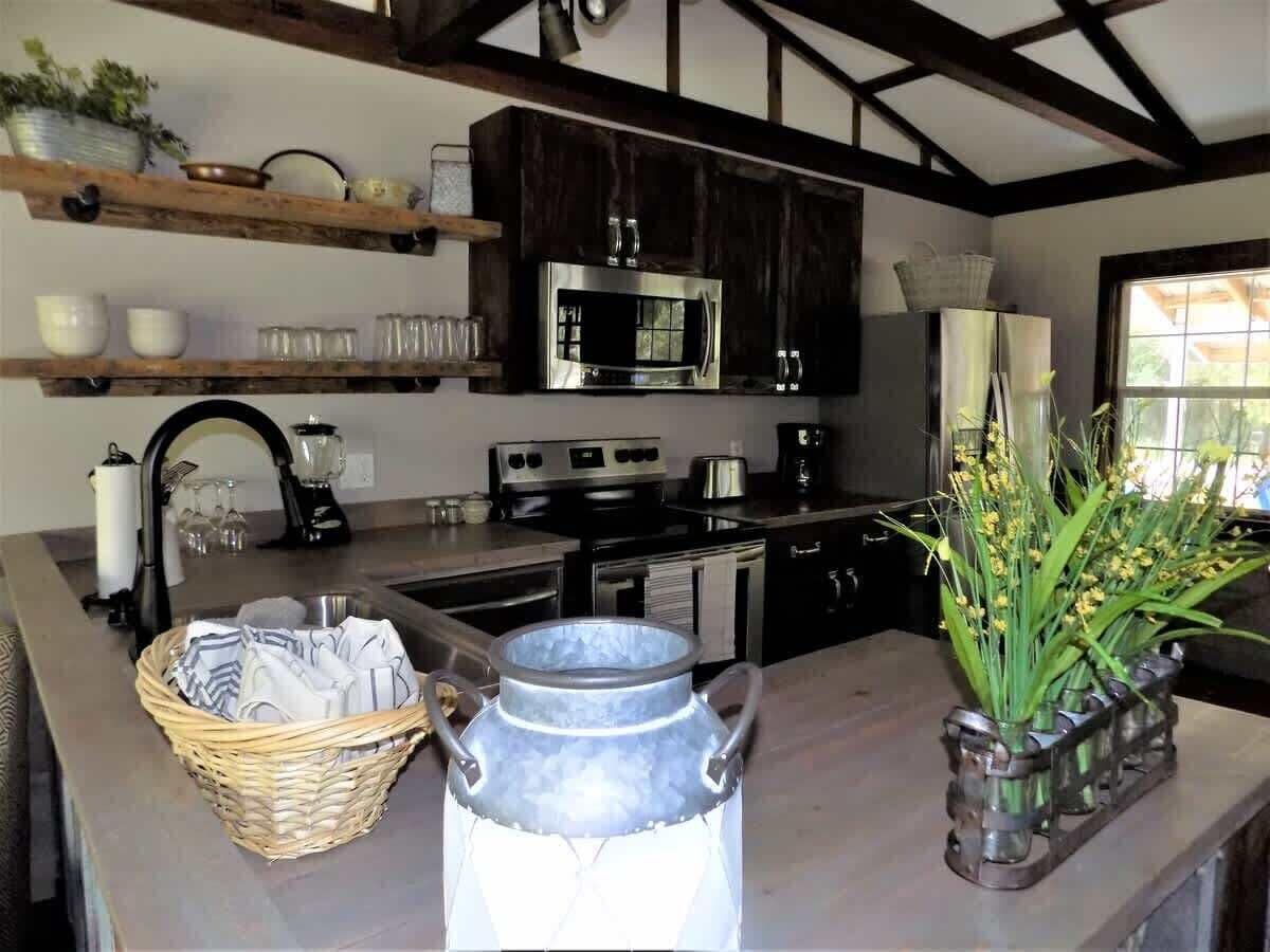 Cafetière/bouilloire, réfrigérateur, micro-ondes, four