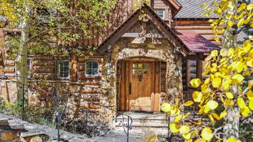 House, 4 Bedrooms | Exterior